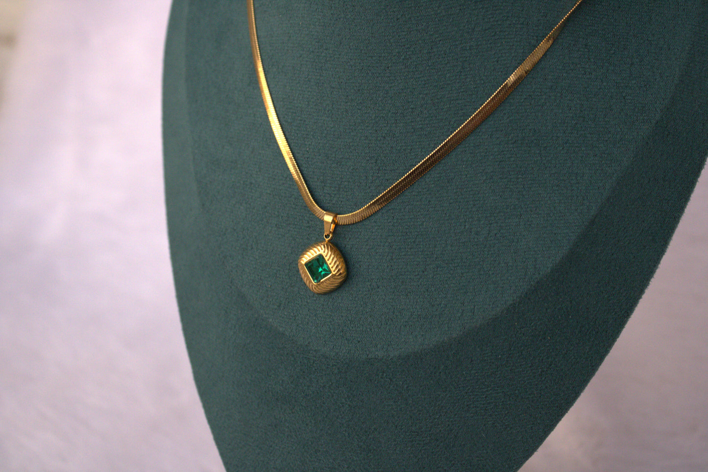 Green Pendent Snack Chain Necklace