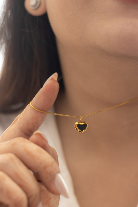 Black heart pendent necklace