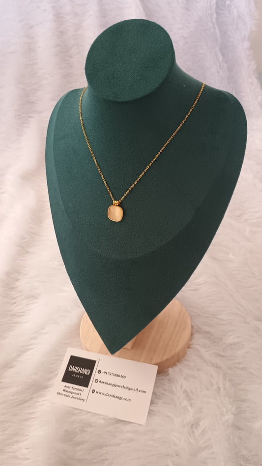 Mother of Pearl Pendent Necklace