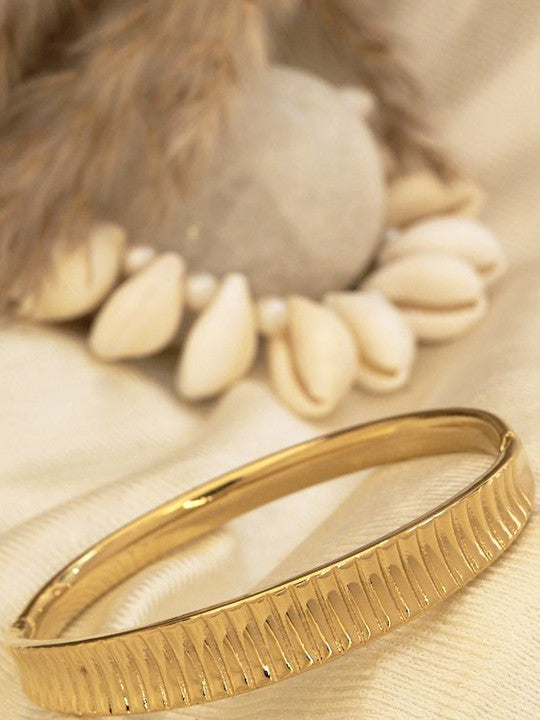 Thick Lining Golden Kada Bracelet