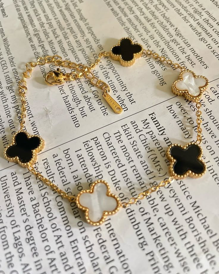 Black and White Cloves Bracelate