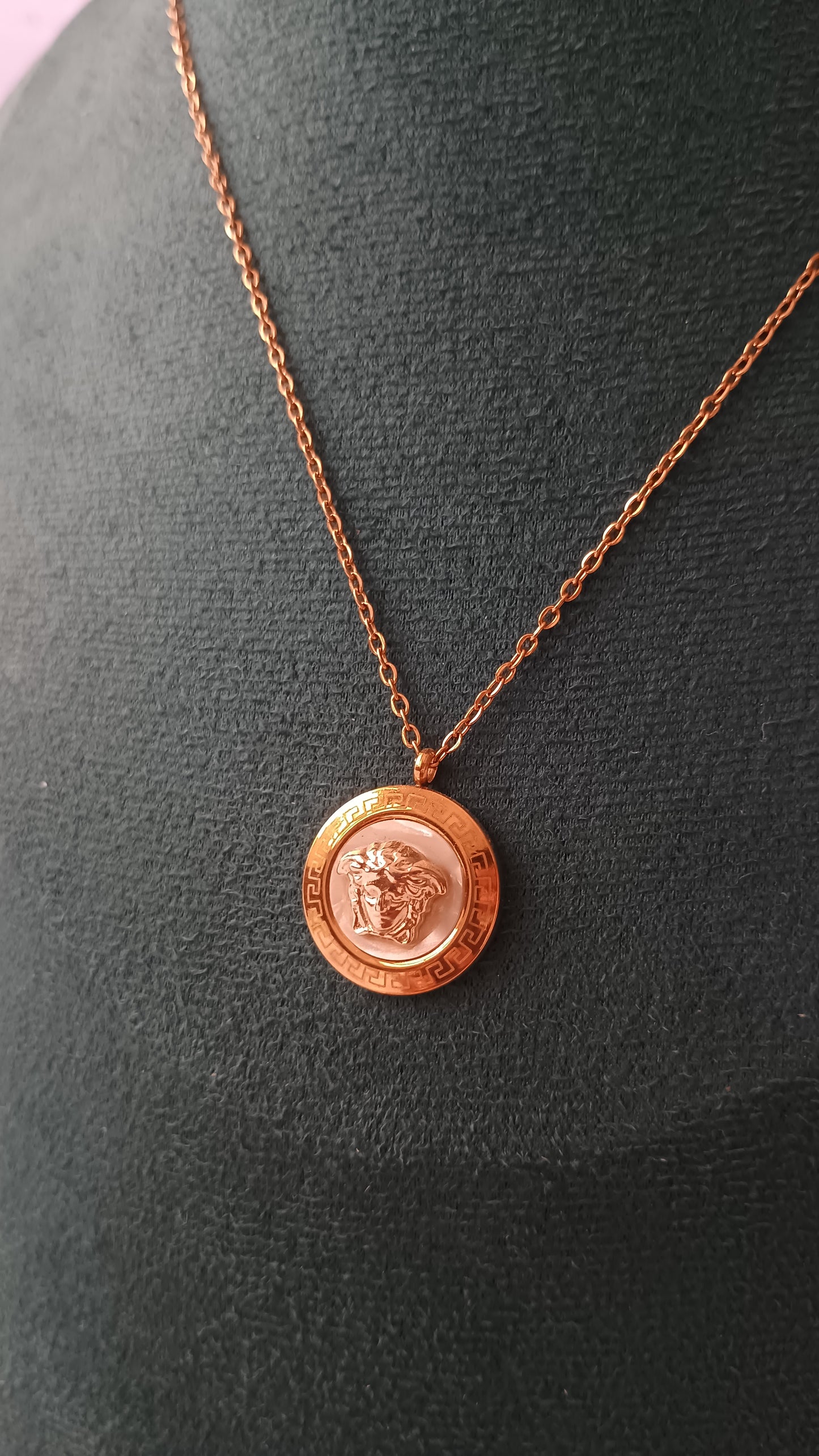 Last Face Goldan White Pendant Necklace