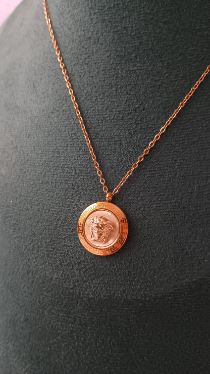 Last Face Goldan White Pendant Necklace