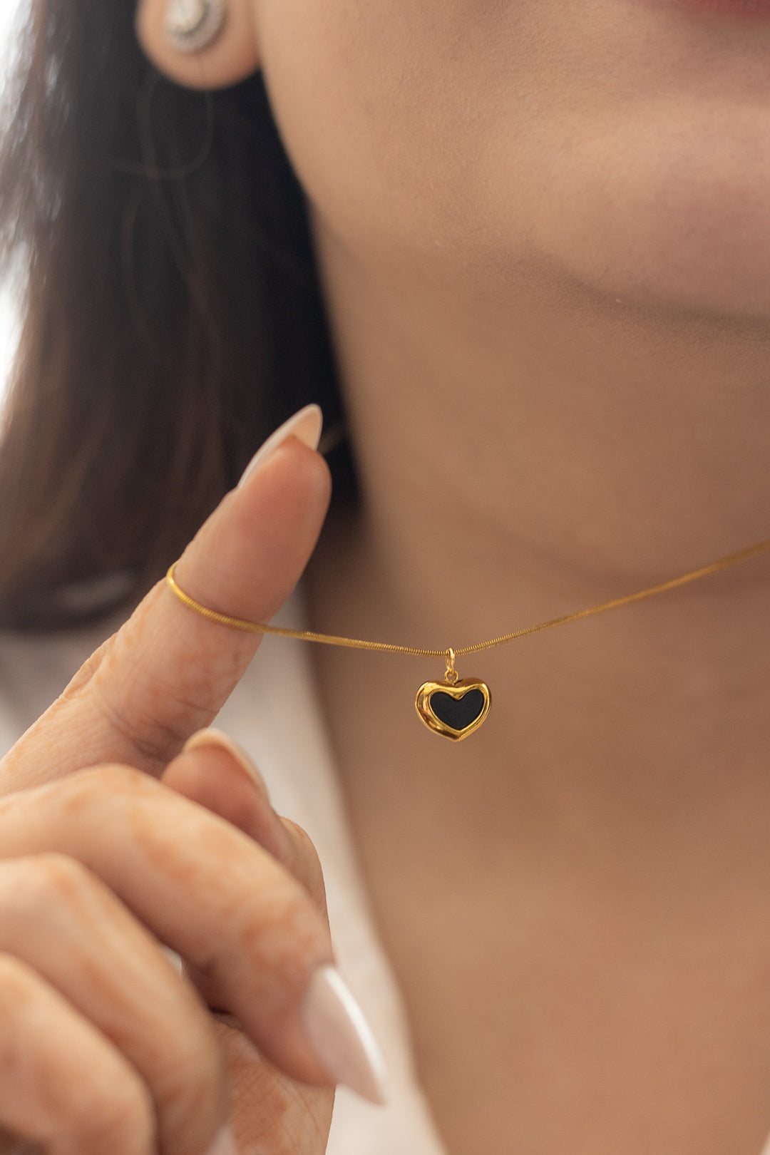 Black heart pendent necklace