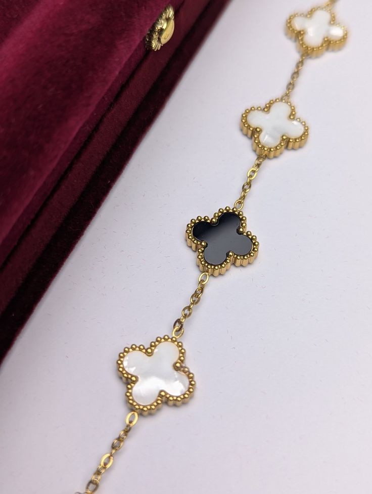 Black and White Reversible Cloves Bracelate