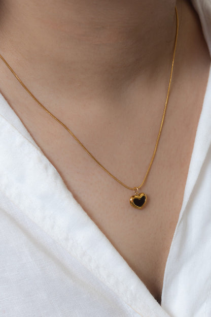 Black heart pendent necklace