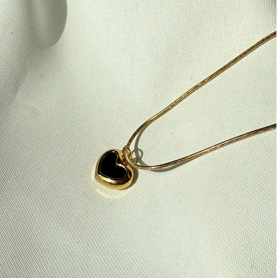 Black heart pendent necklace