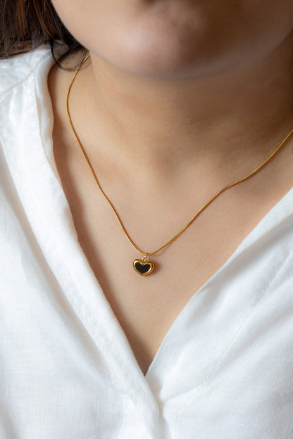 Black heart pendent necklace