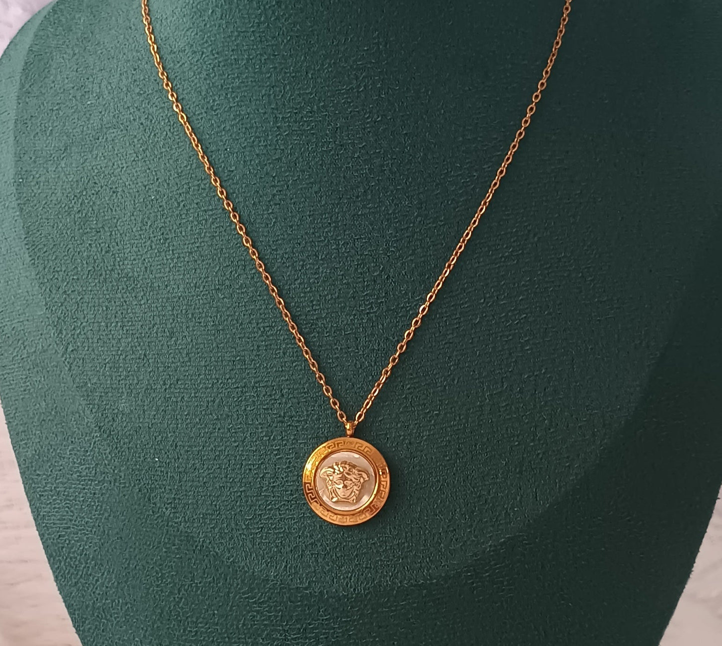 Last Face Goldan White Pendant Necklace