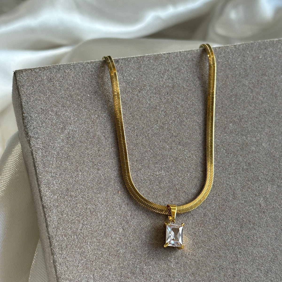 Anti Tarnish White Stone Pandant & Snake  Chain